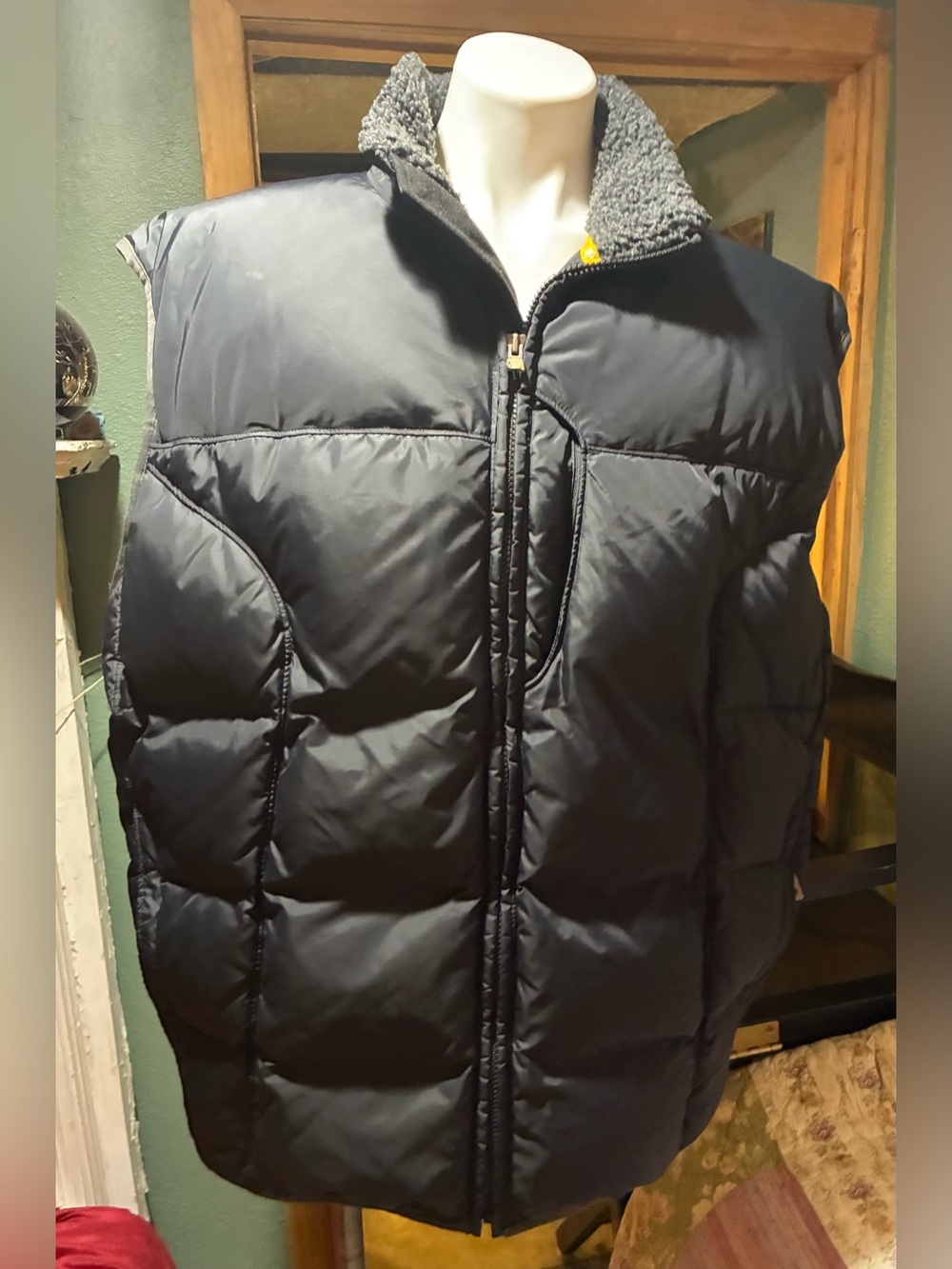 GAP Men’s Black Quilted Puffer Vest with Sherpa Collar-XL mint!